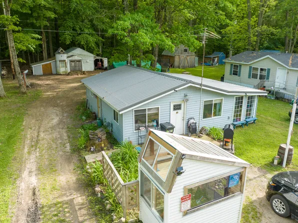 9688 Sandra Lou Dr, Crystal, MI 48818
