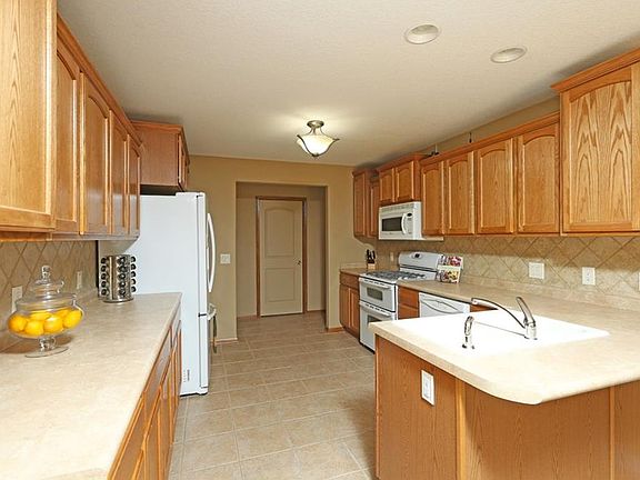 5th image of 700 E Southside Dr