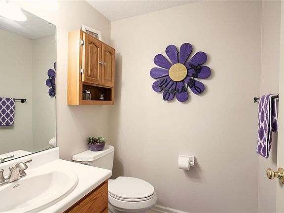 4th image of 109 Courtshire Ln