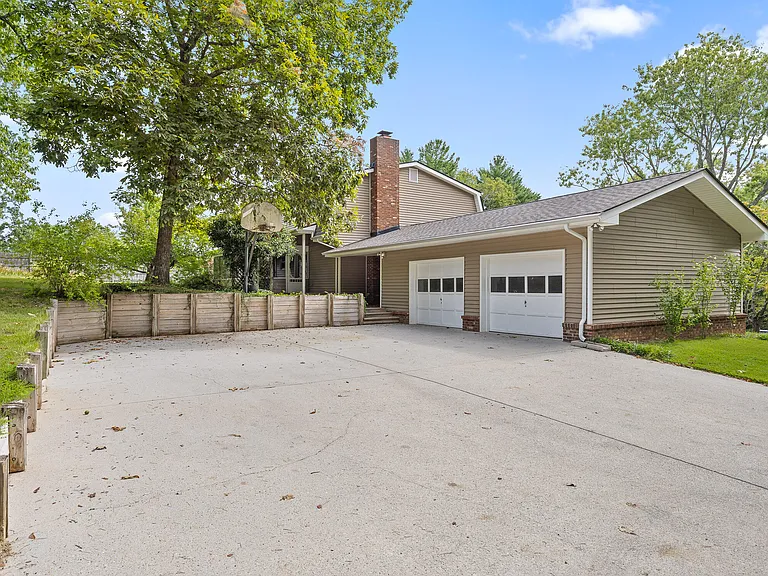 8693 Arbutus Dr — Photo 4