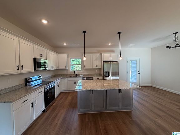 4th image of 522 Holt Cir