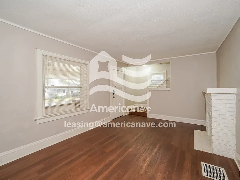 1431543_002_living_room_14183788.jpg