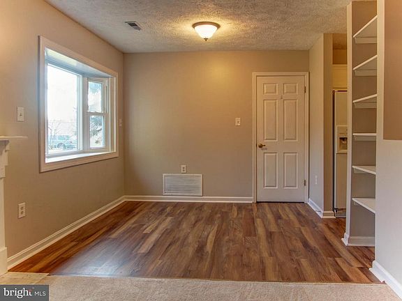5th image of 592 Meadowbrook Dr