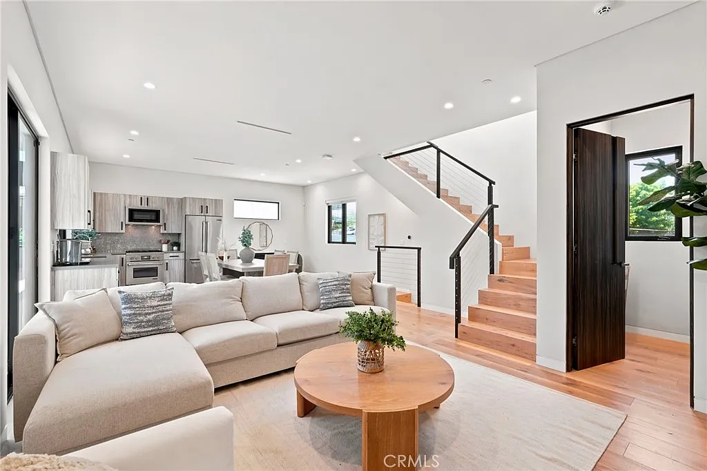 1 bed, 1.5 bath, 1000 sqft, $5,995 — Photo 1