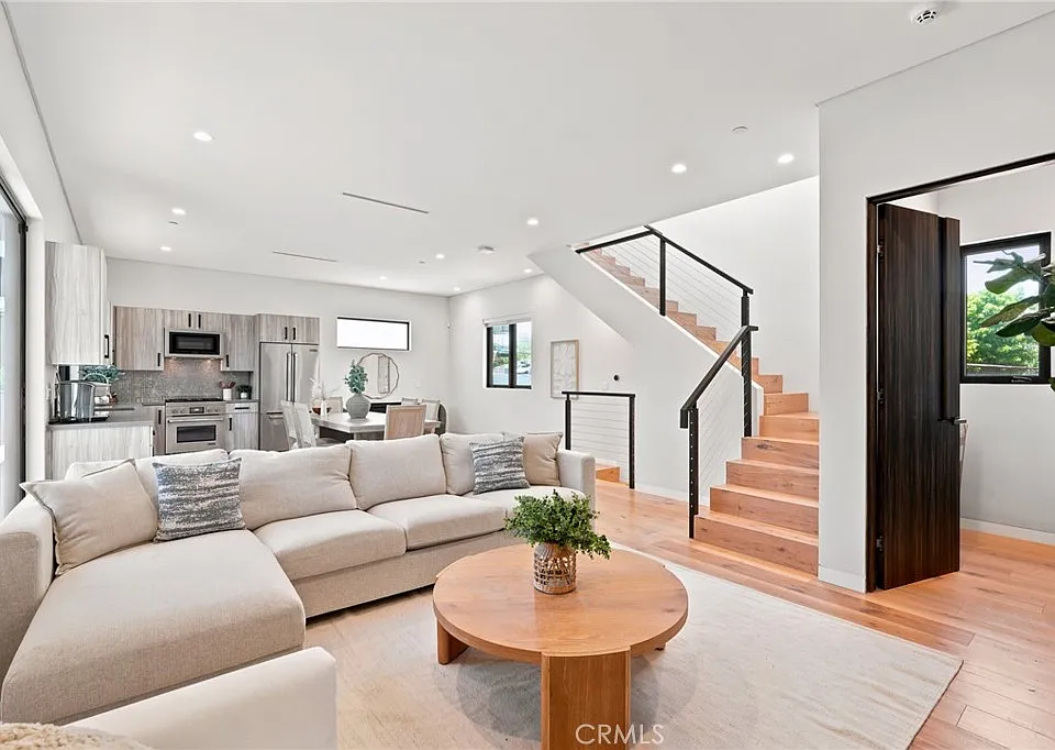 425 N Alfred St #2