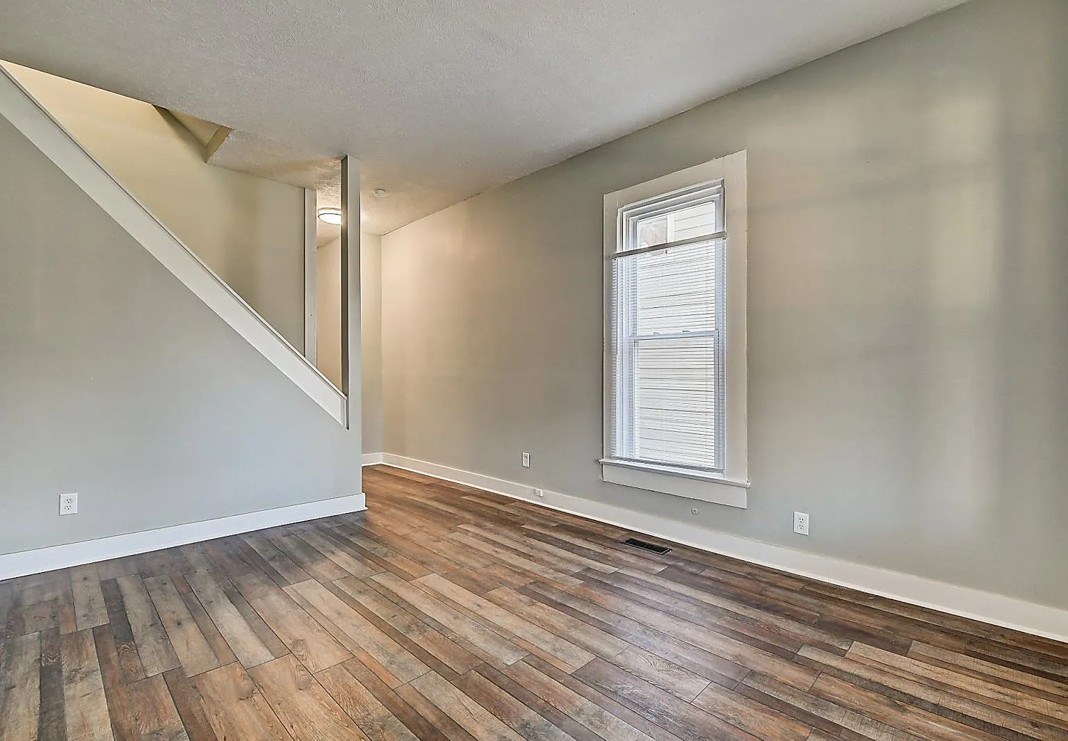 3 bed, 1124 sqft, $1,300 — Photo 2