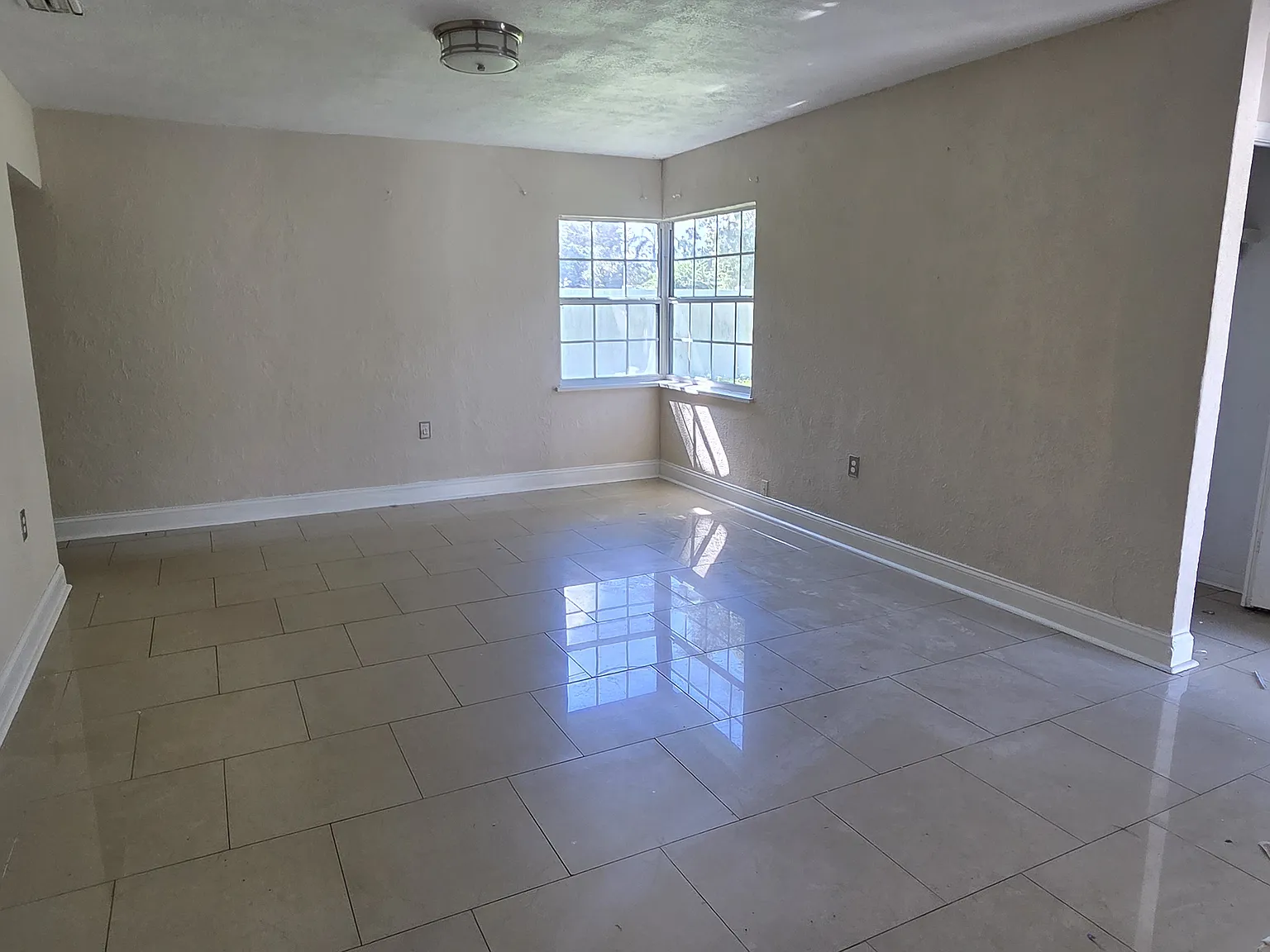 3 bed, 1350 sqft, $2,199 — Photo 3