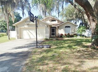 3917 Creek Woods Dr, Plant City, FL 33563