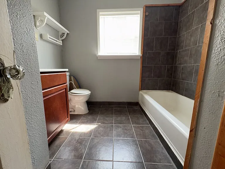 1552 Lombardy St — Photo 8