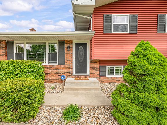 3rd image of 821 E Park Dr