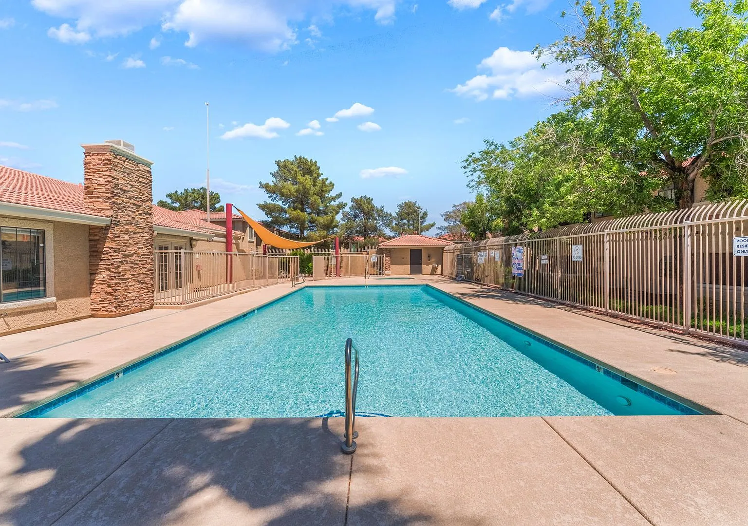 Charming Condo with new carpet & paint, located just minutes away from Summerlin! — Photo 2