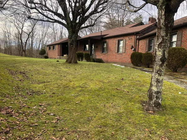 111 Ankrom St, Fayetteville, WV 25840