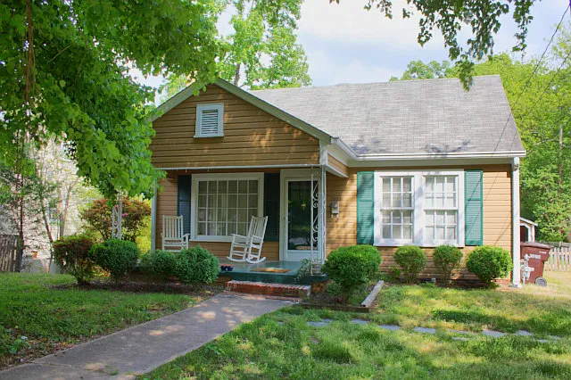 Fully Renovated 2 bedroom, 1 bath Bungalow with Fenced Yard in Lakewood — Photo 3