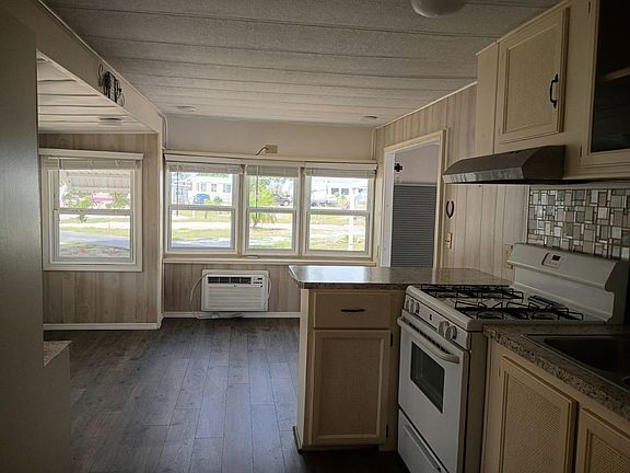 5th image of 30 Lily Dr #135
