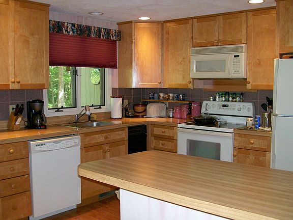 Update Maple cabinets w/pull-out shelves, recessed lighting