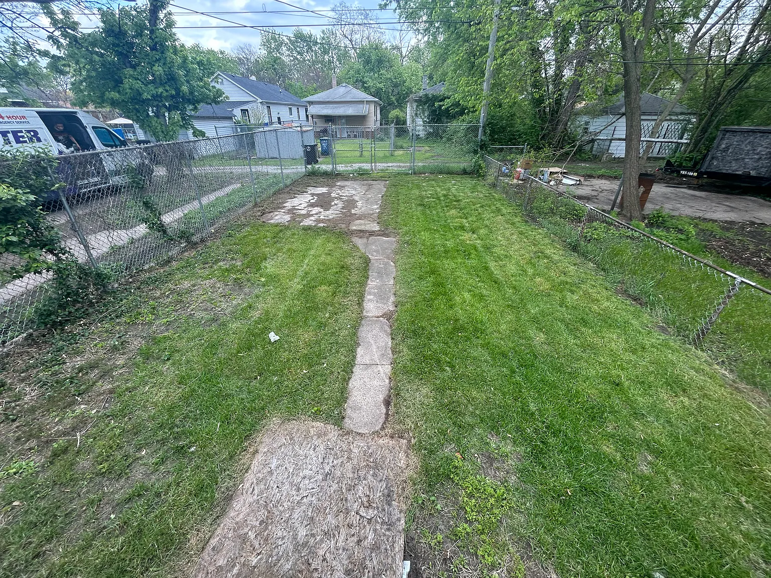 3 bed, 924 sqft, $1,300 — Photo 3