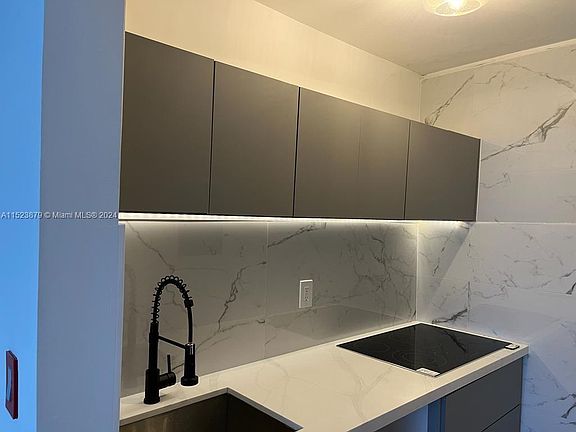 3rd image of 920 Jefferson Ave #10
