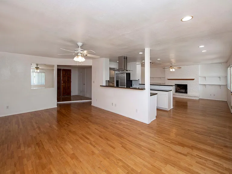 2405 E Huntington Dr — Photo 8