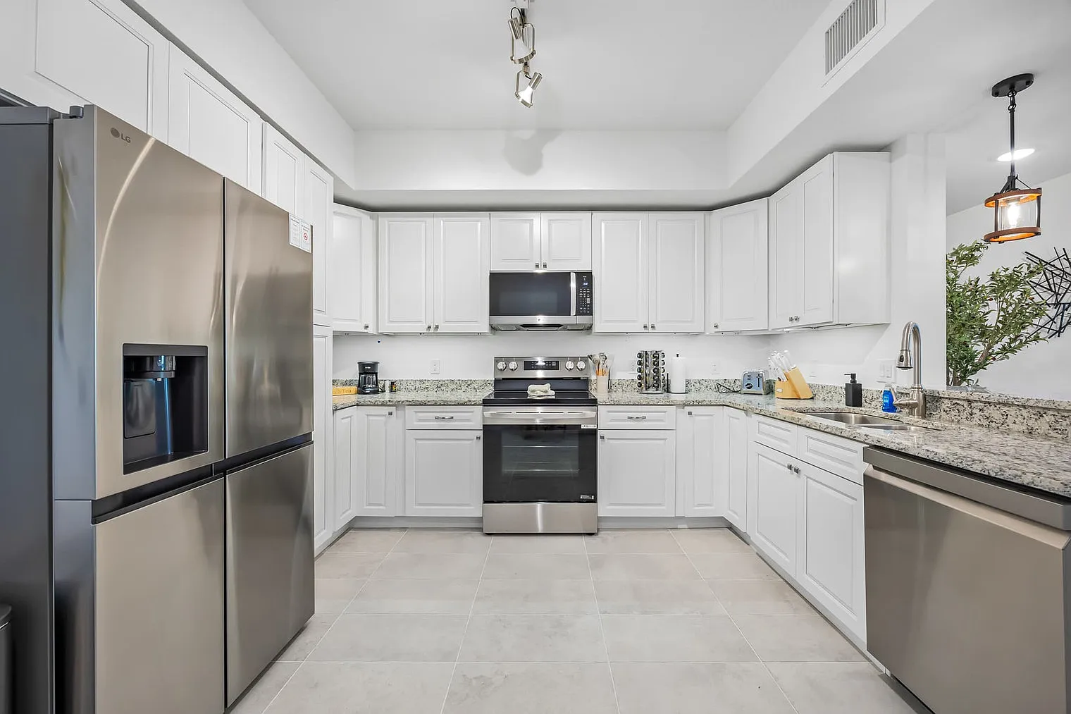 2 bed, 2.0 bath, 1323 sqft, $3,196 — Photo 4