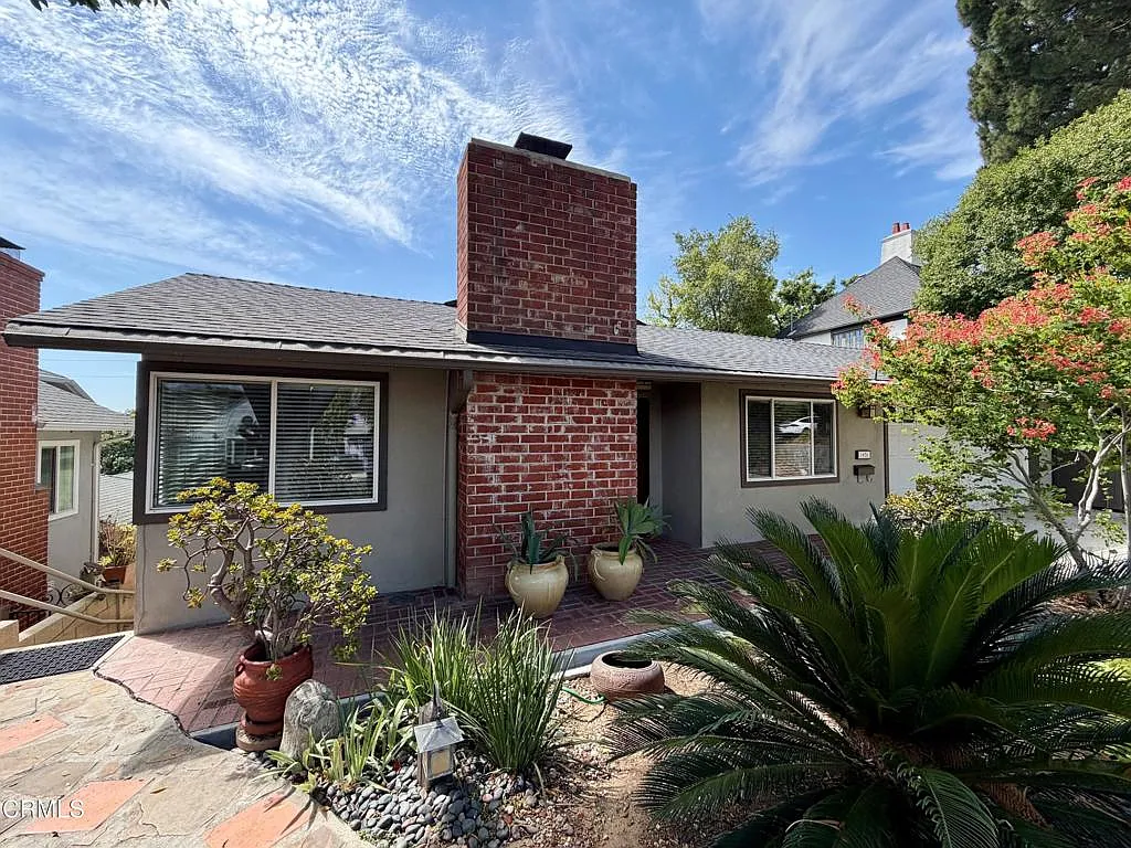 3 bed, 2.0 bath, 1900 sqft, $5,700 — Photo 2