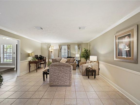 5th image of 1123 Gulfton Dr