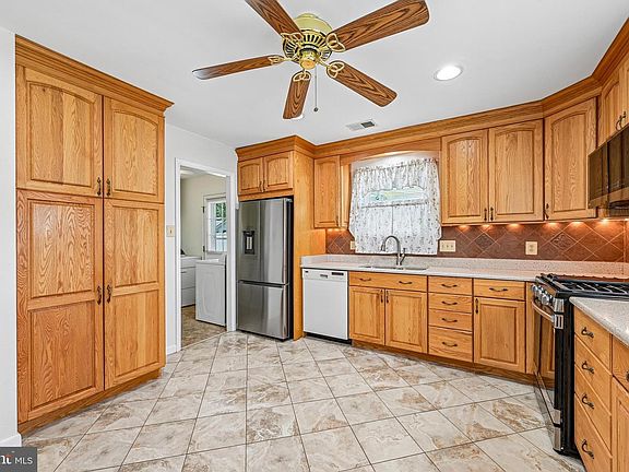 3rd image of 613 Hartwood Ln