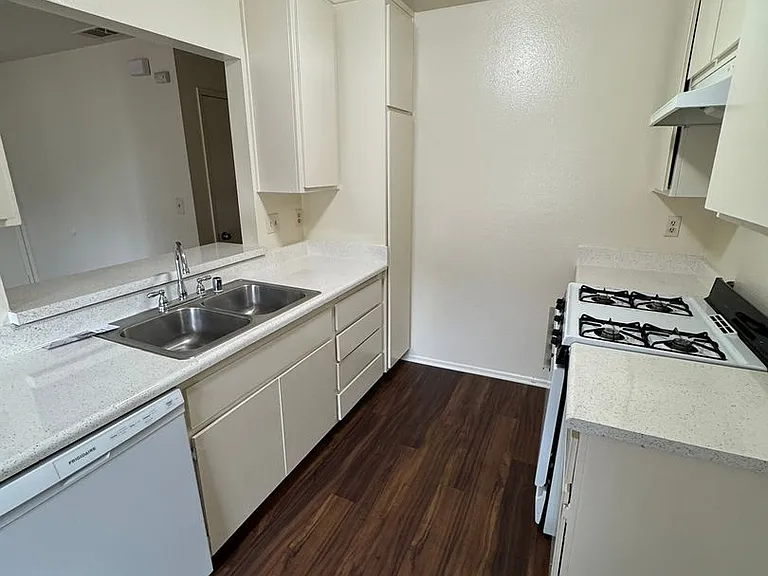 420 E 7th St — Photo 35