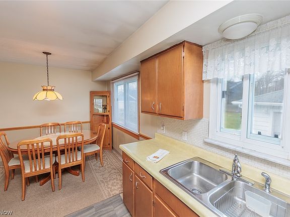 4th image of 19605 Parkmount Ave