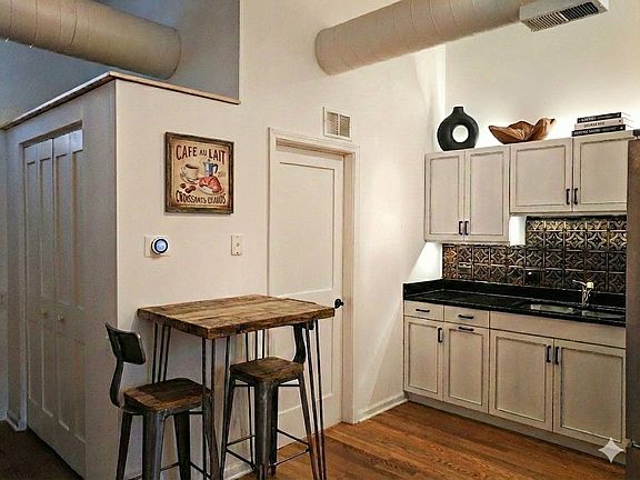 2nd image of 312 N May St APT 4H