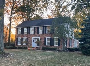 29372 E River Rd, Grosse Ile, MI 48138