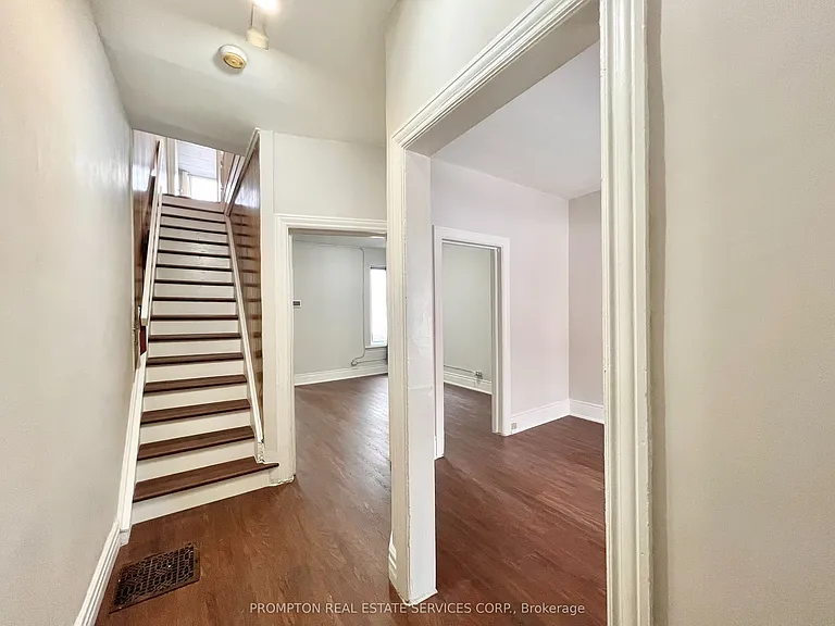 17 Winnifred Ave — Photo 3