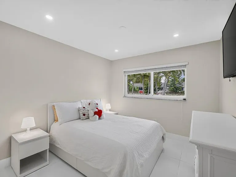 10363 SW 6th St — Photo 7