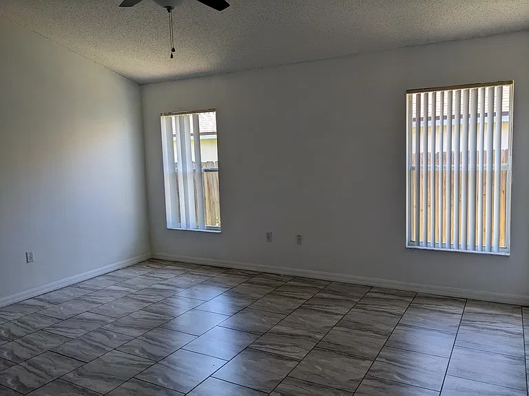 246 Queen Mary Dr — Photo 5