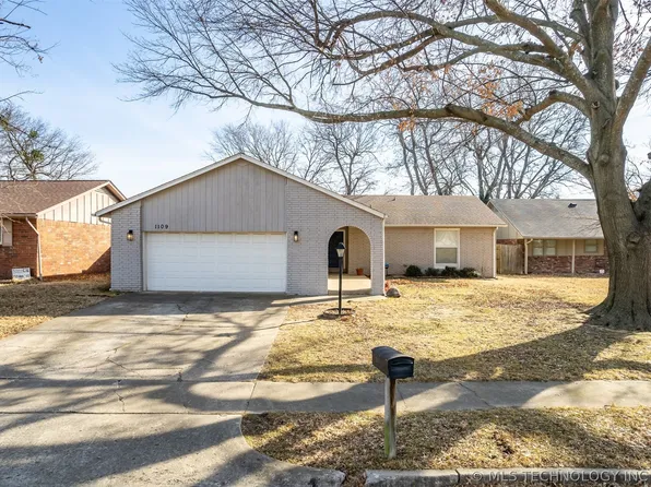 1109 N Hickory Ct, Broken Arrow, OK 74012