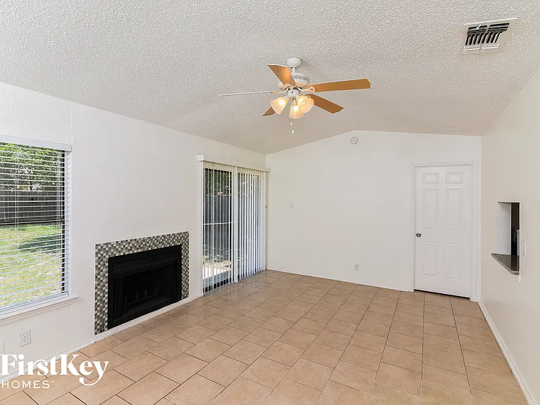 9419 Valley Bnd — Photo 3