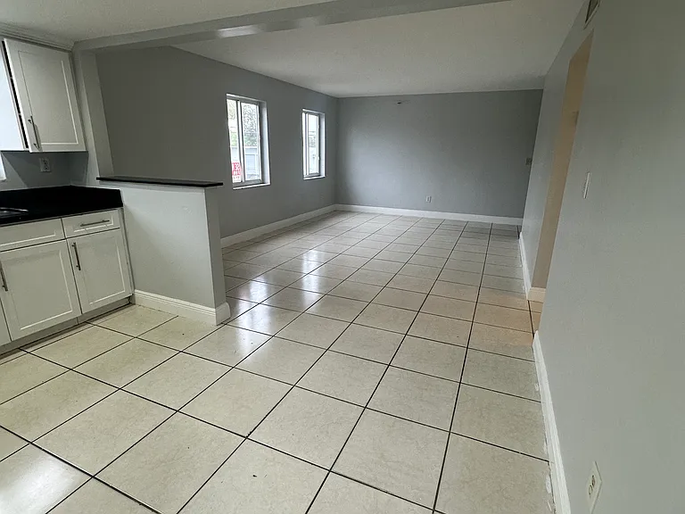 1216 SW 39th Ave — Photo 3