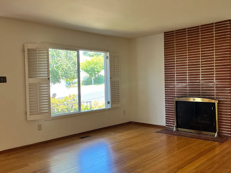 1704 Wesley Ave — Photo 3