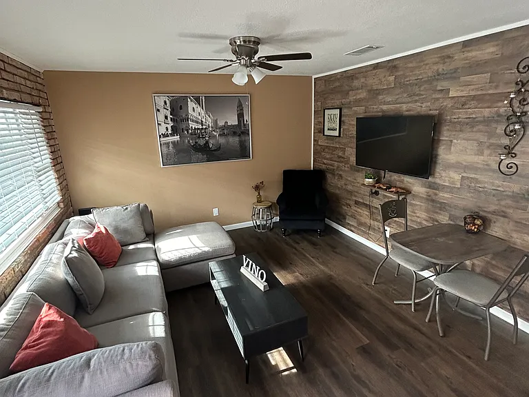 455 Moser Ave #4 — Photo 1