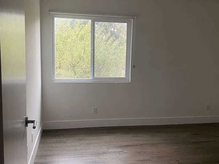 14133 Calvert St — Photo 6