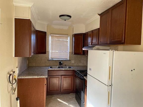 2nd image of 1685 Glenrose Ave