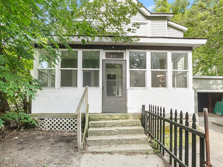601 Pettibone Ave NW — Photo 4