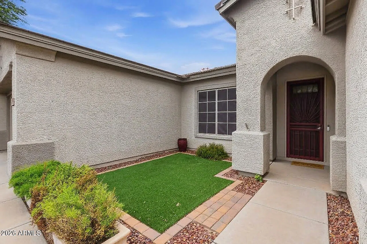 3 bed, 2.0 bath, 2303 sqft, $2,699 — Photo 4