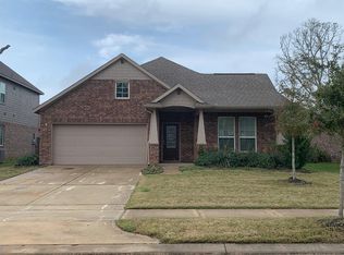 106 Forest Bend Ct, Clute, TX 77531