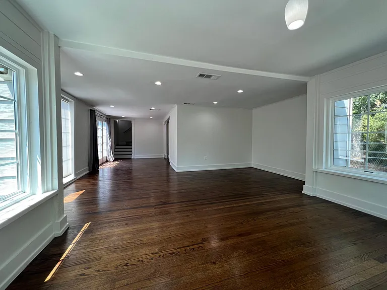 Lots of room to decorate your dining, tv and entry areas!