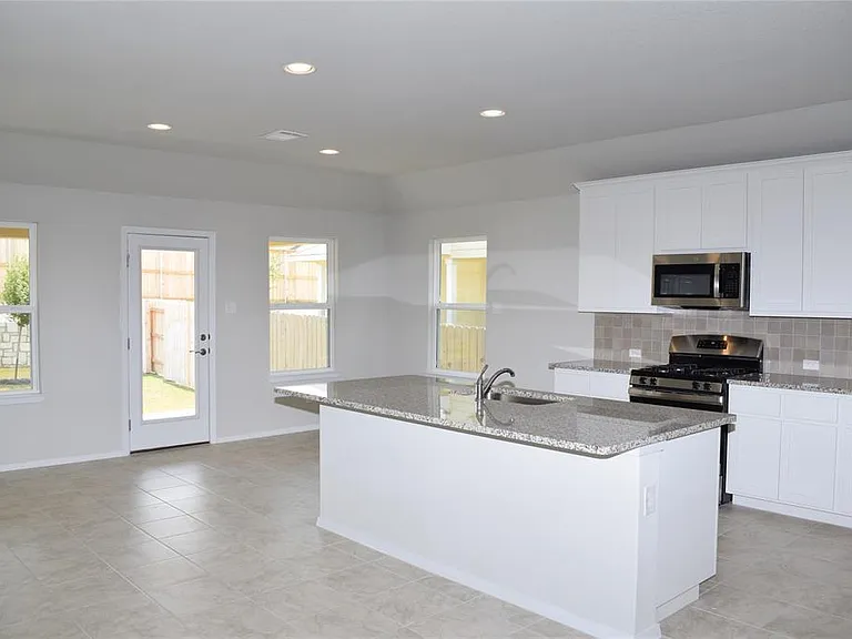 208 Shugart St — Photo 3