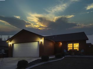 6106 Panther Ln, Pasco, WA 99301