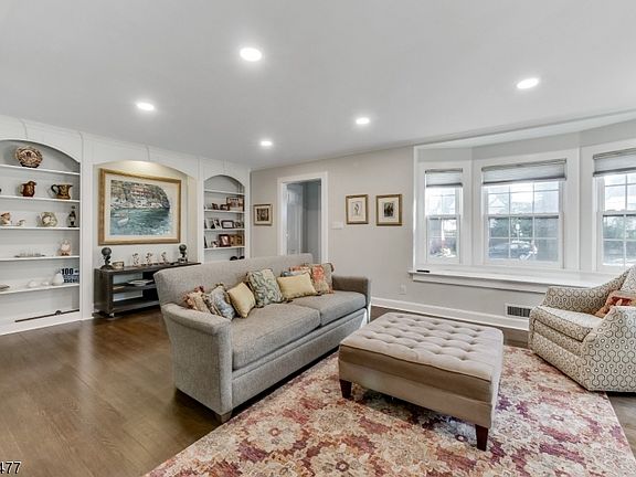 3rd image of 187 Gregory Ave
