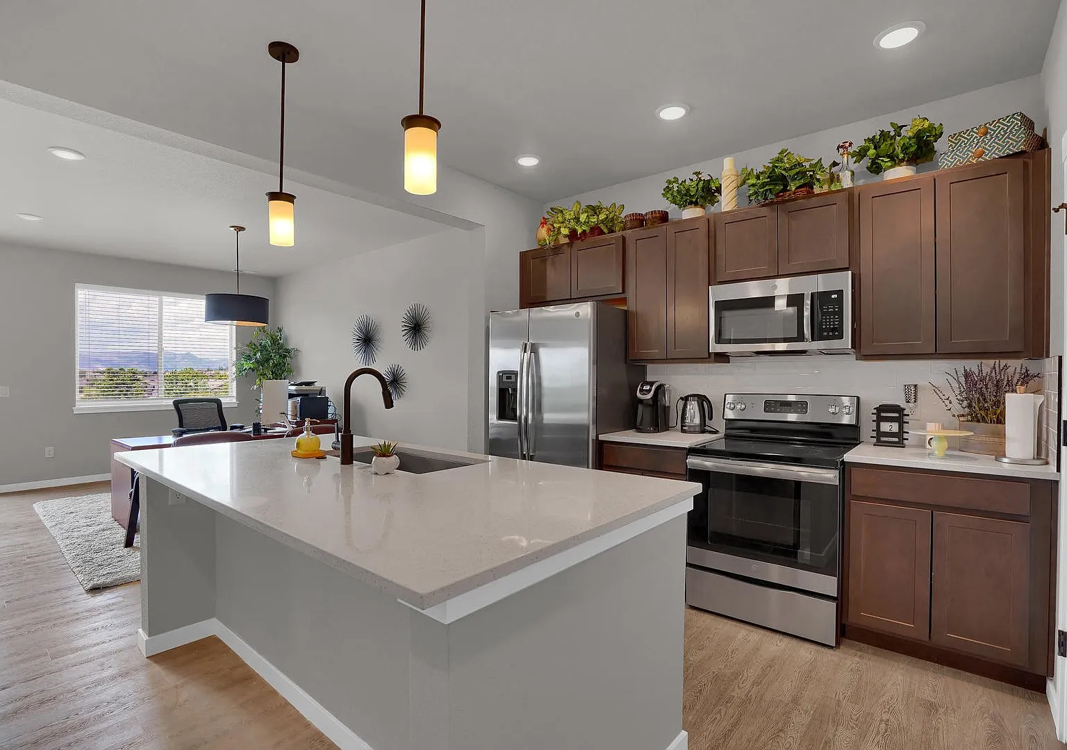 3 bed, 2.5 bath, 1812 sqft, $1,919 — Photo 3
