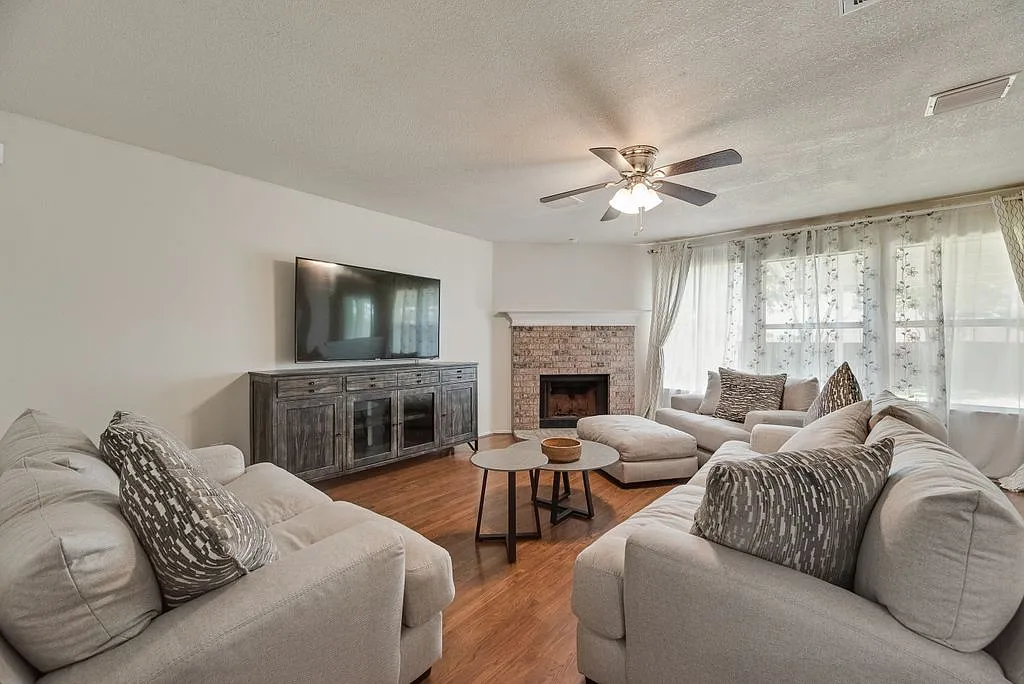 4 bed, 2.5 bath, 2424 sqft, $2,700 — Photo 2
