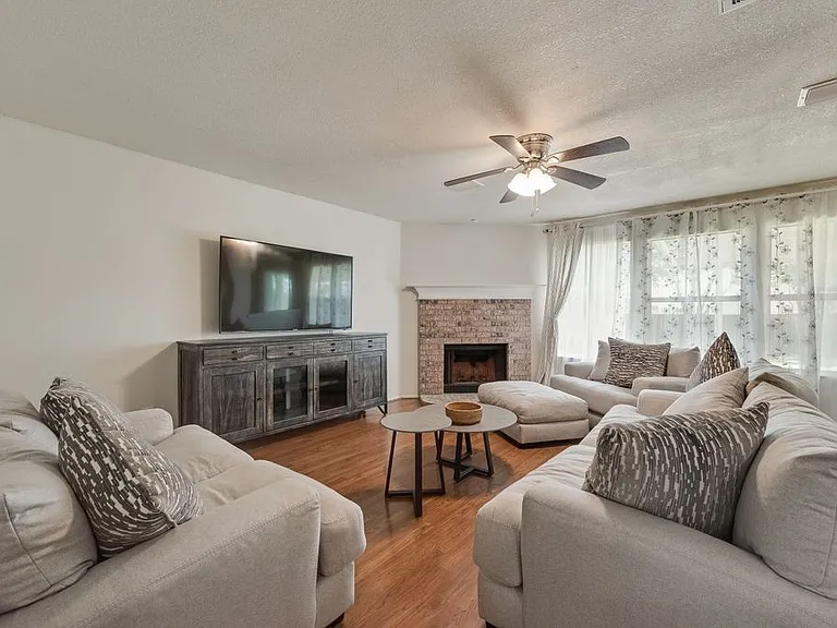 1421 Laurel Hall Ln — Photo 2